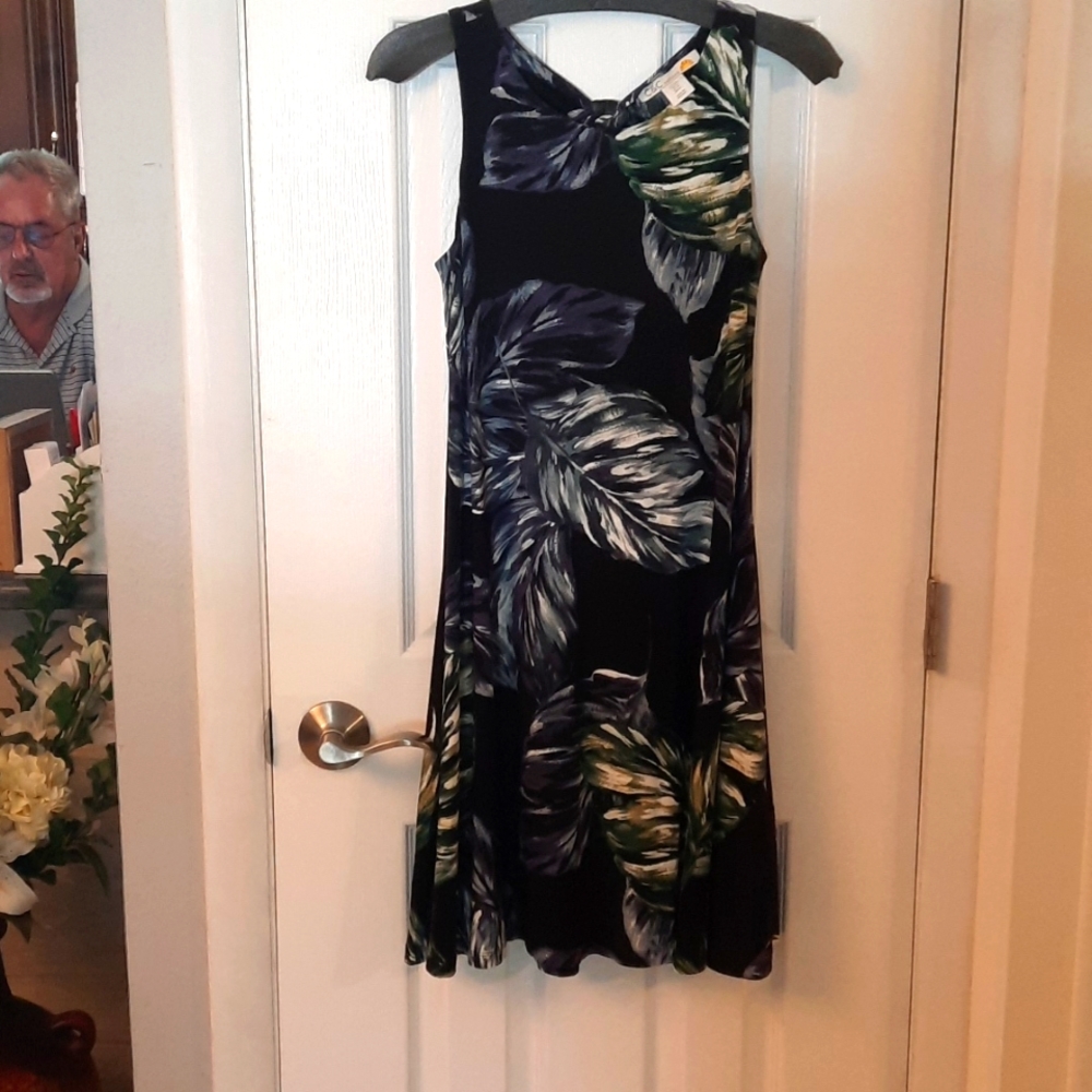 Sleeveless keyhole back sun dress.